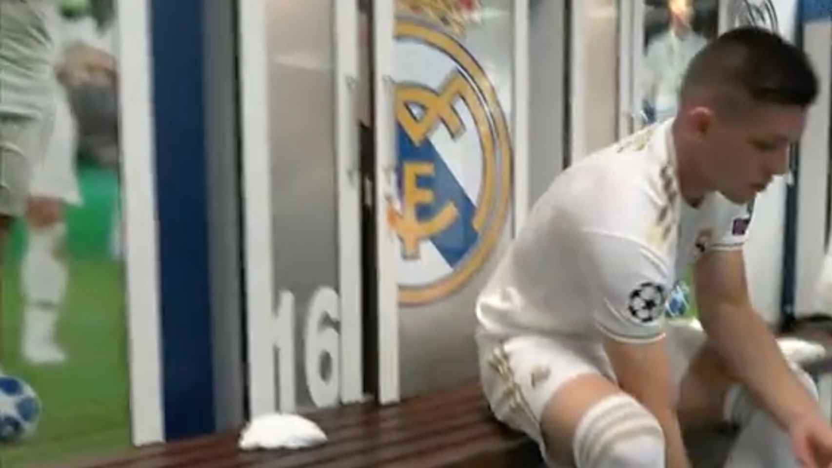 Luka Jovic se cambia en el vestuario del Santiago Bernabéu