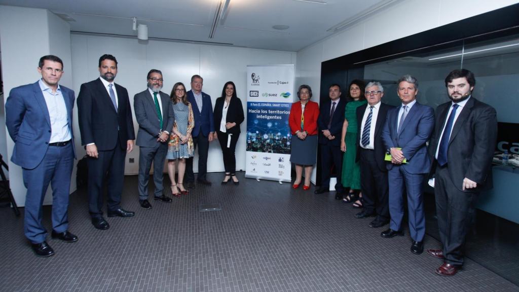 Fotografía de familia momentos antes del inicio del II Foro EL ESPAÑOL Smart Cities.