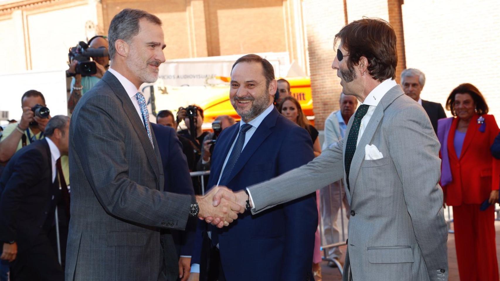 El Rey saluda a Juan José Padilla en presencia también del ministro José Luis Ábalos.