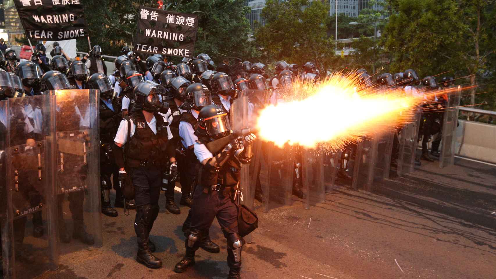 Policías disparan durante las manifestaciones.