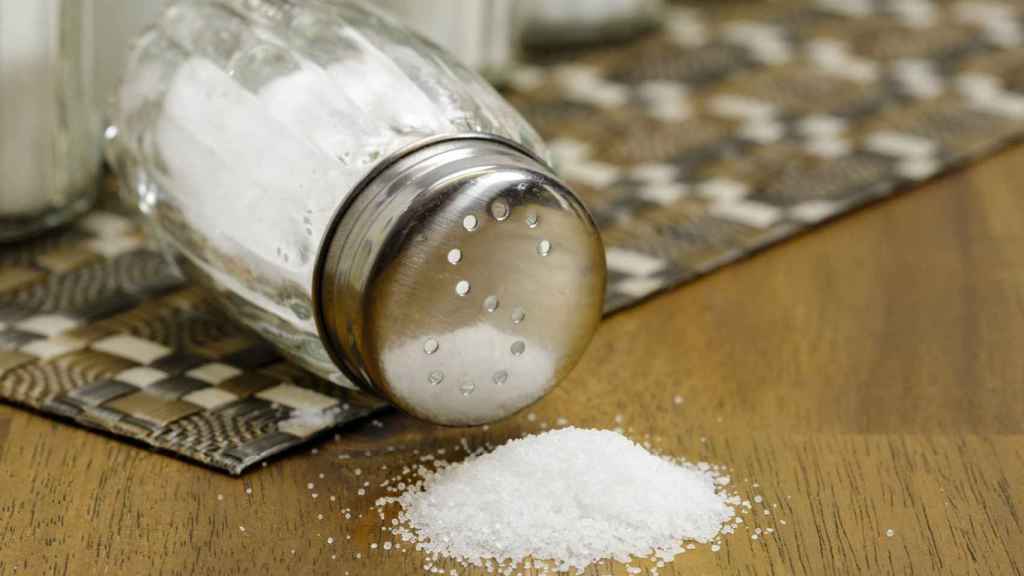 La sal contiene un 40% de sodio, por lo que se recomienda no consumir más de 5 gramos al día.