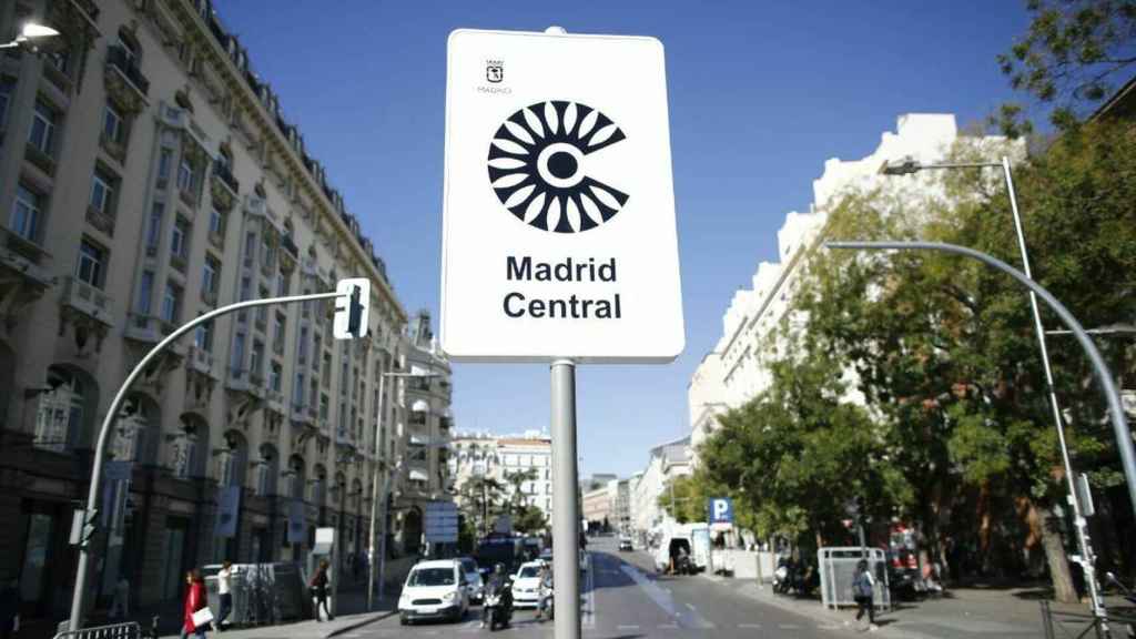 La señal de Madrid Central en mitad de la ciudad.