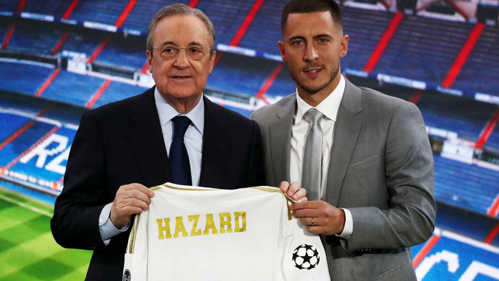 Florentino Pérez y Eden Hazard posan con la camiseta del Real Madrid