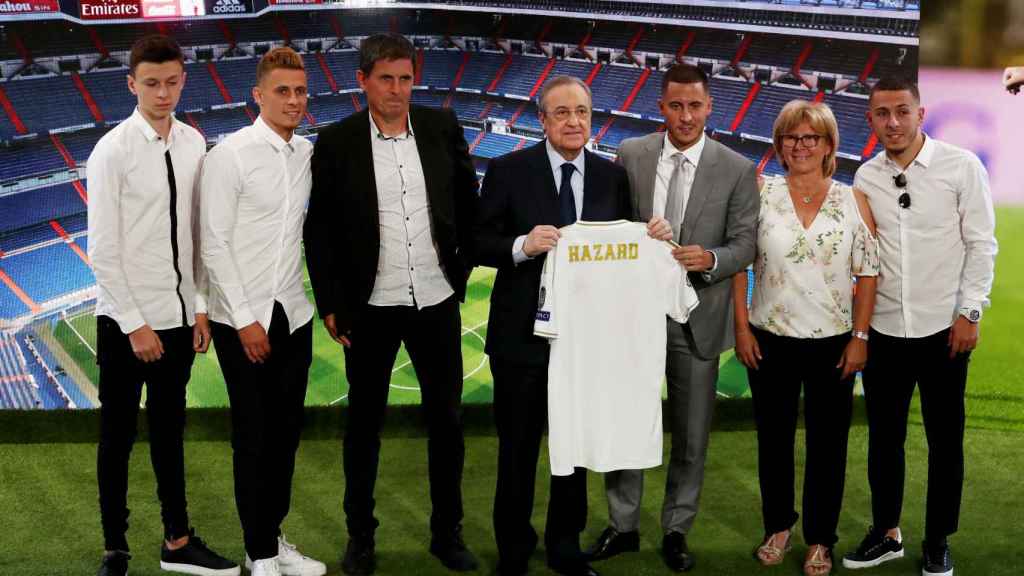 Hazard, acompañado por su familia y Florentino Pérez en su presentación con el Real Madrid