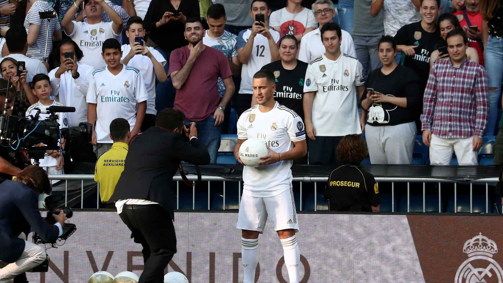Eden Hazard posa con la camiseta del Real Madrid en el Santiago Bernabéu