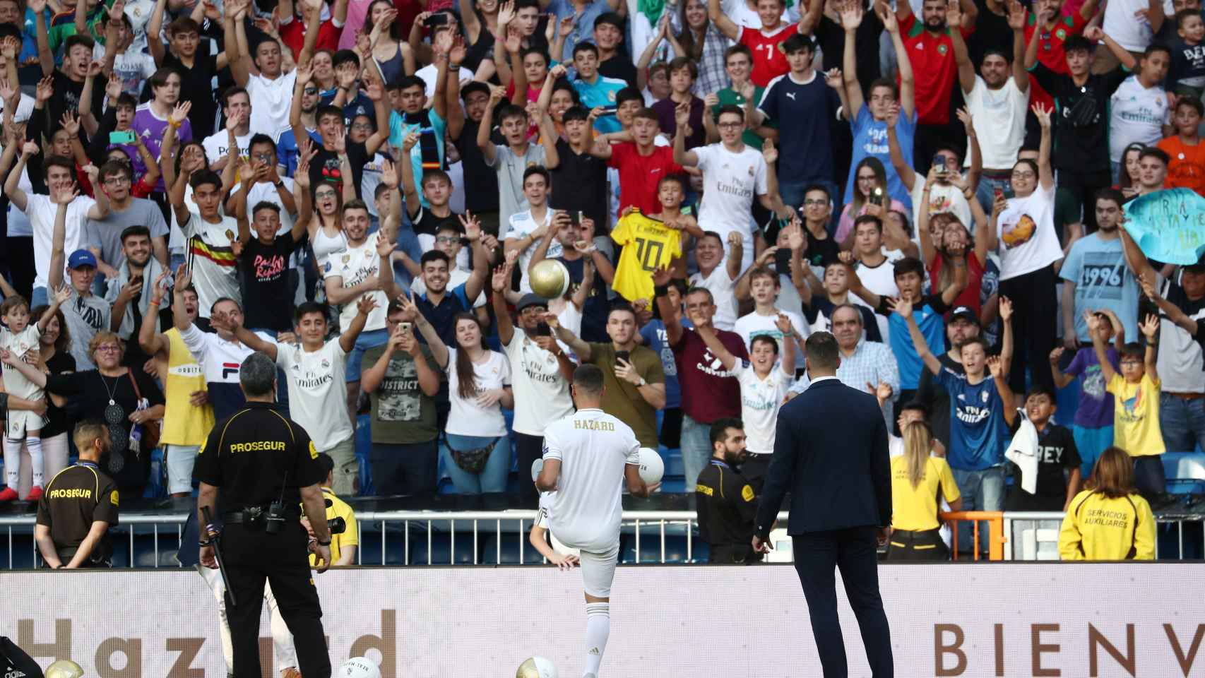 Hazard lanza balones a la grada del Santiago Bernabéu