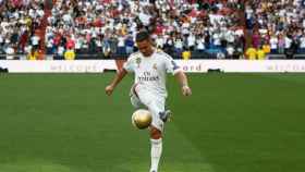 Hazard, dando toques con el balón en el Santiago Bernabéu