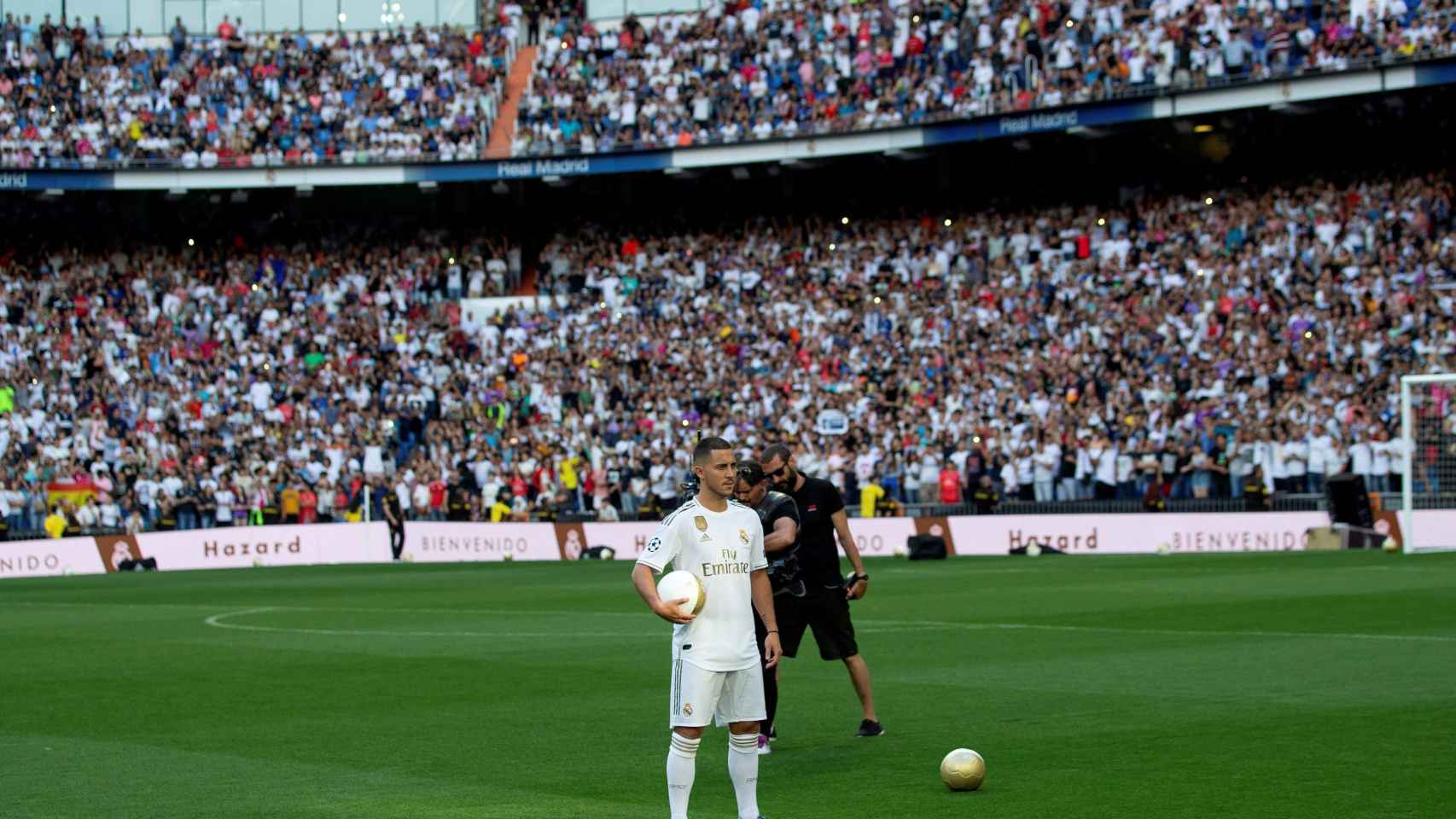 Eden Hazard posa con la camiseta del Real Madrid en el Santiago Bernabéu