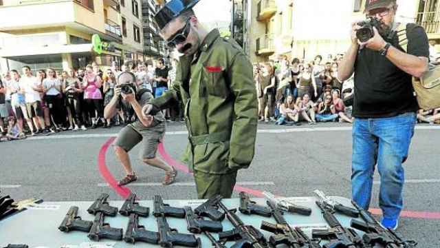 Parodia de la Guardia Civil y la entrega de armas de ETA en Oñate (Guipúzcoa).