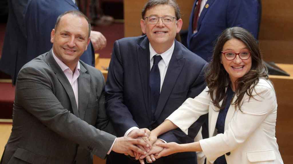 Ximo Puig, junto a Monica Oltra (Compromís) y Rubén Dalmau (Podem) tras su nombramiento como presidente de la Generalitat.