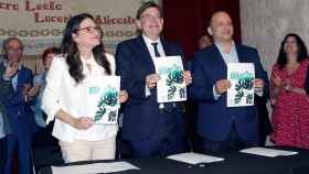 Ximo Puig, Mónica Oltra y Rubén Martínez Dalmau, tras firmar el pacto de Botanic II.