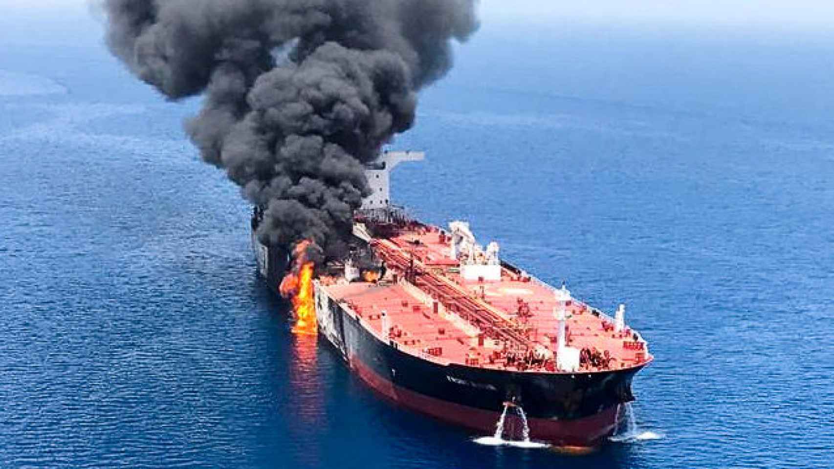 Uno de los petroleros atacados, totalmente en llamas