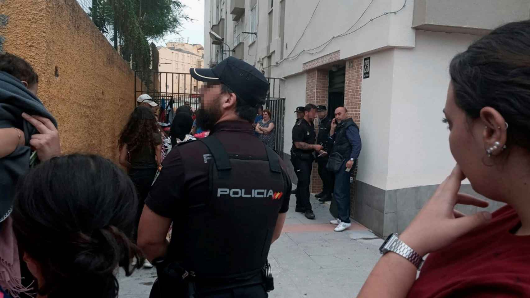 La Policía Nacional y los vecinos en la barriada de Los Rosales.