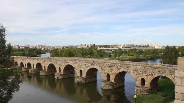 Este puente romano atraviesa el Guadiana.
