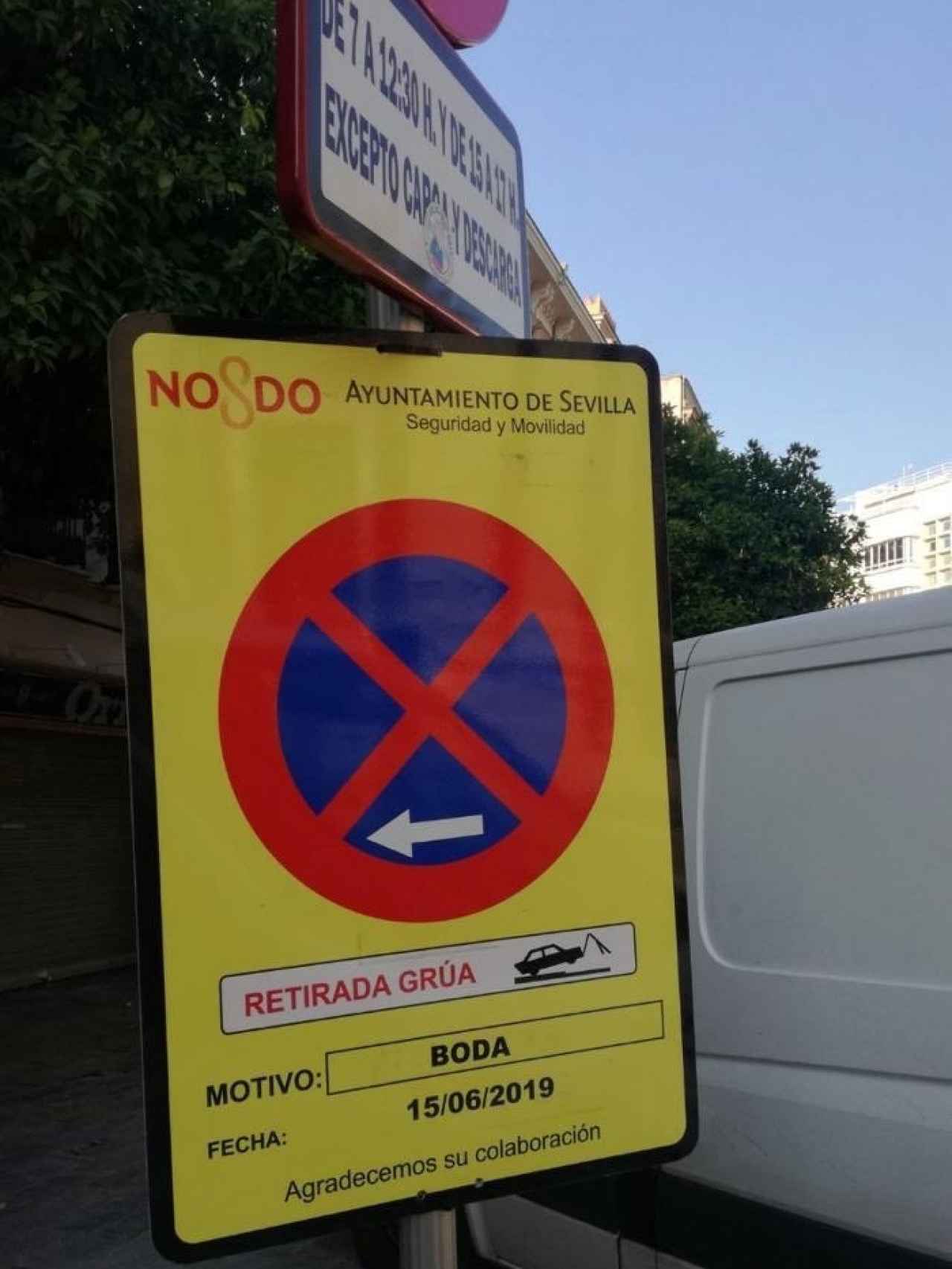 Señales de 'no aparcar' en los aledaños de la Catedral de Sevilla.