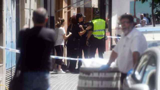 Agentes de la Policía Nacional y Local a las puertas del bloque de pisos en la calle Espejo Blanca de Córdoba
