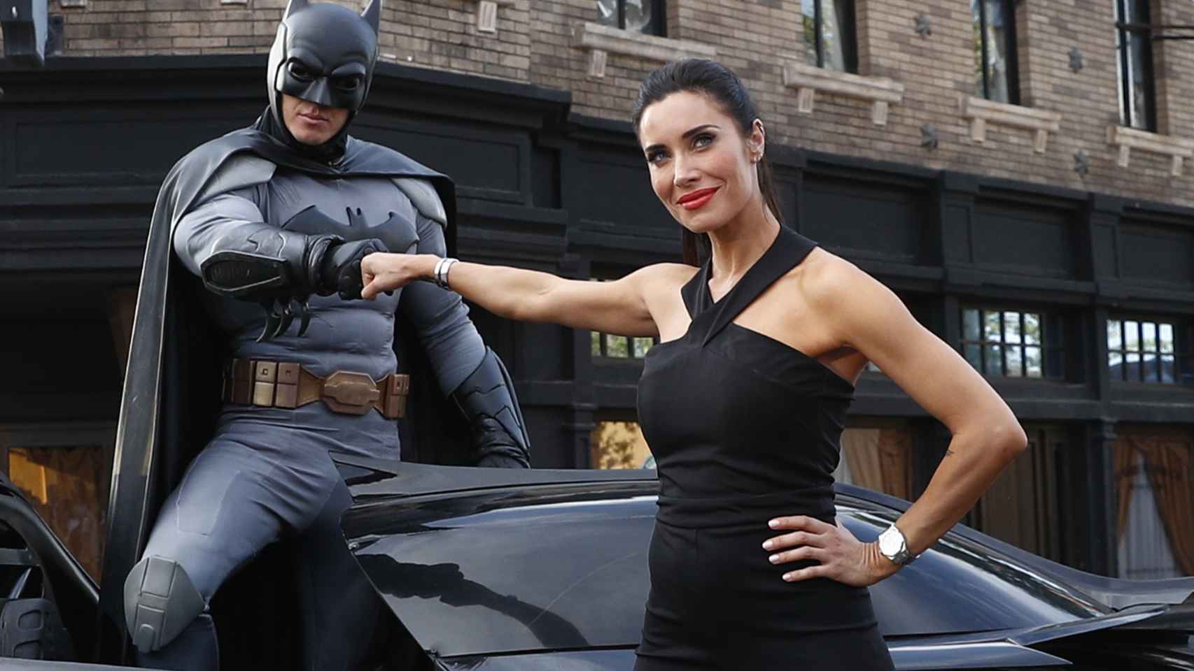 Pilar Rubio posa junto a Batman en su último evento público.