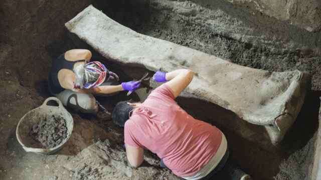 Arqueólogos trabajando sobre el sarcófago.