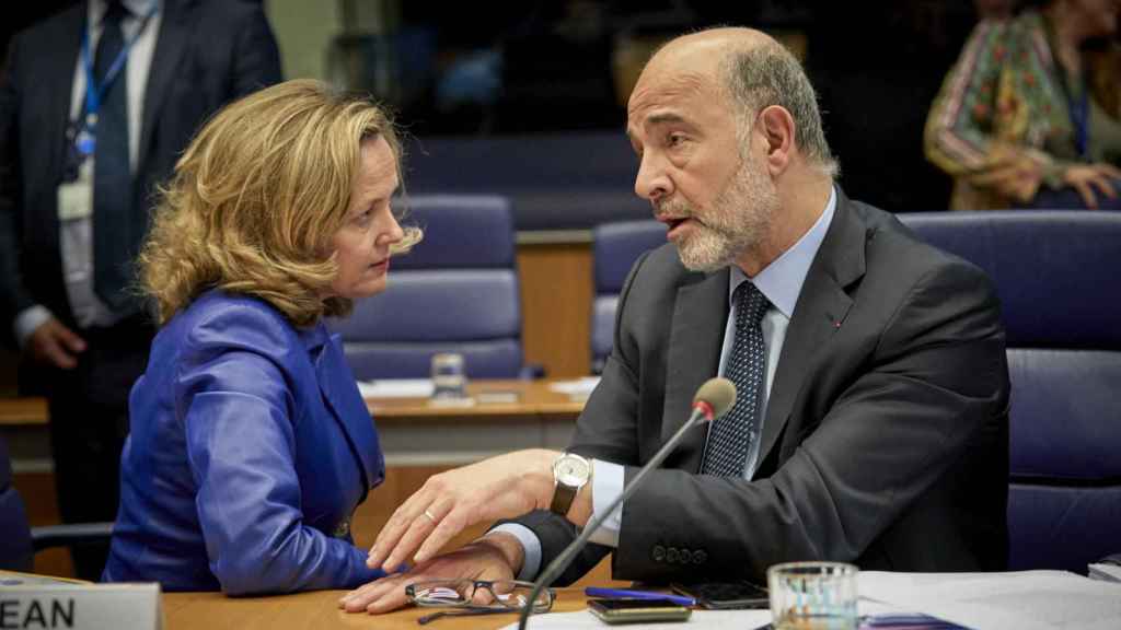 La ministra Calviño conversa con el comisario Moscovici durante el Eurogrupo de Luxemburgo