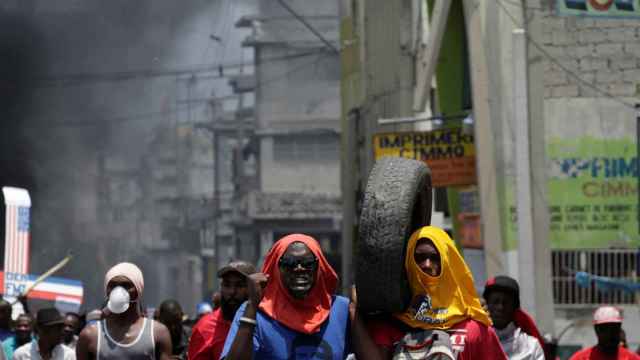 Manifestantes protestan en las calles de haití