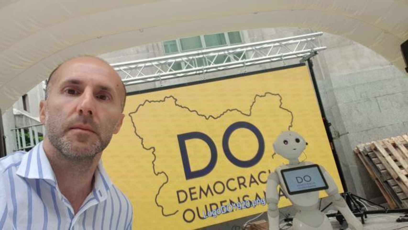 Jácome, con su famoso robot en la campaña electoral.