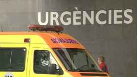 Ambulancia entrando en servicio de urgencias en Cataluña.