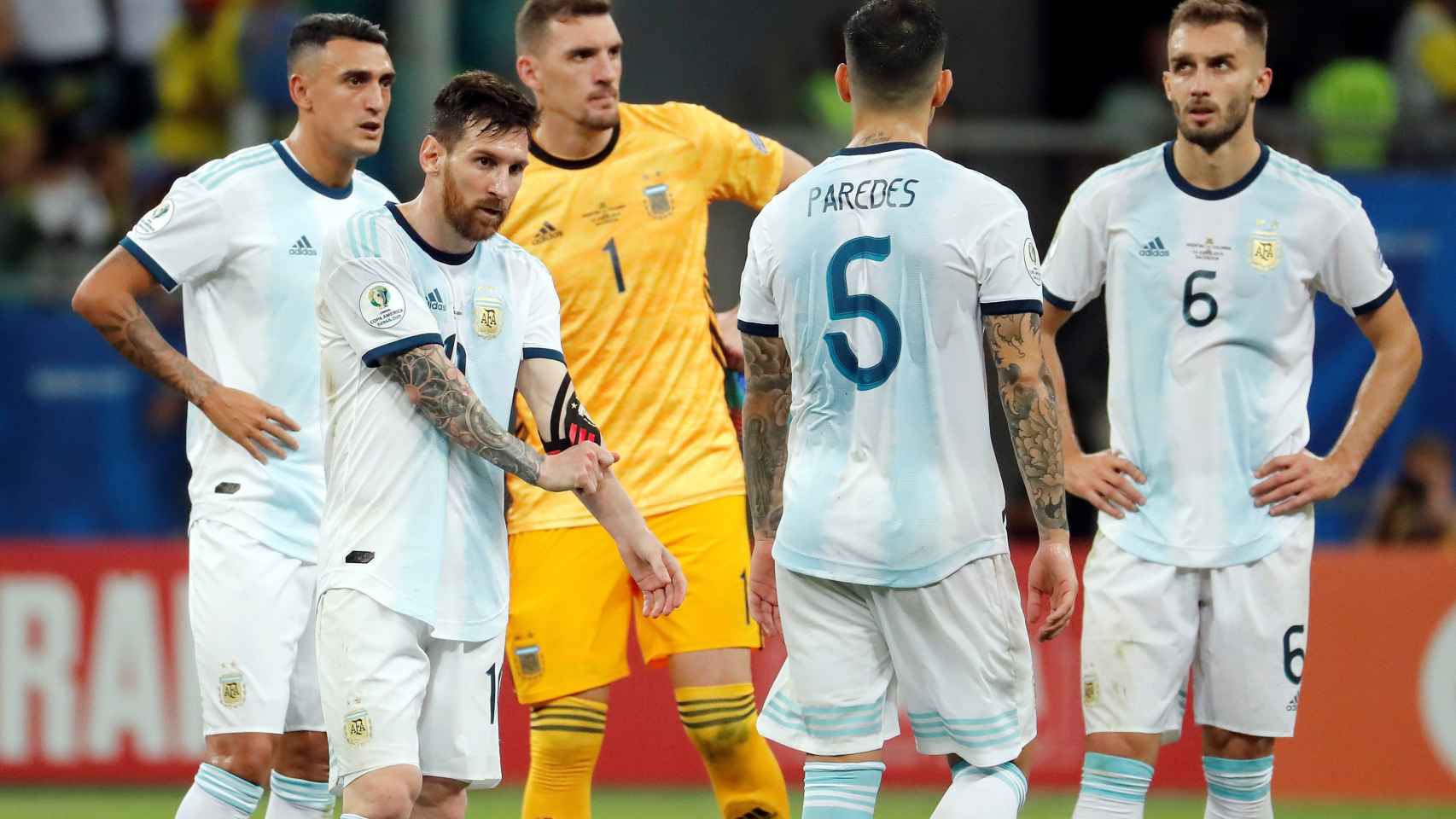 Los jugadores de Argentina Lionel Messi (2-i), Franco Armani (c), Leandro Paredes (2-d) y German Pezzella (d) al final del partido Argentina-Colombia