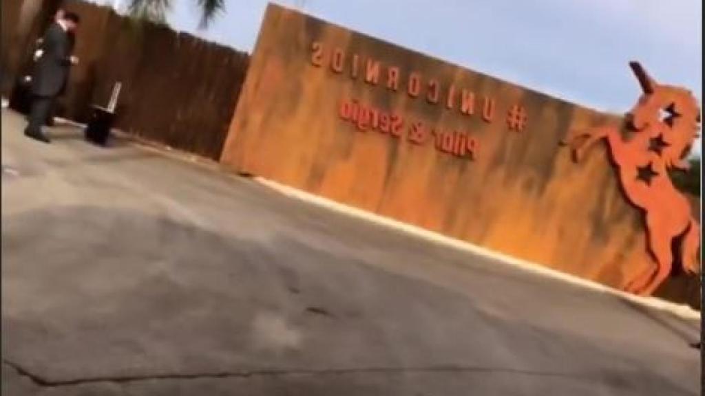 Entrada a la finca de La Alegría SR4, con un gran cartel que presenta la boda Unicornio.