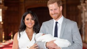 Meghan y Harry han aprovecha una especial fecha británica para mostrar un nueva foto de su bebé.