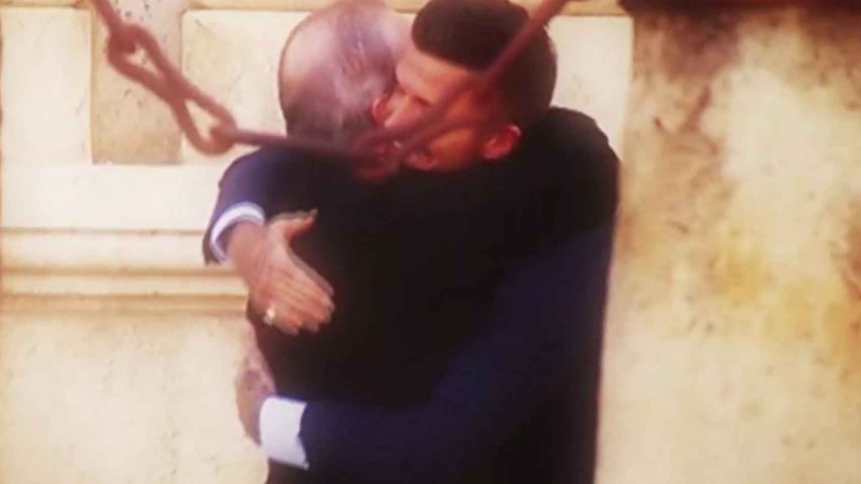 Abrazo entre Florentino Pérez y David Beckham en la boda de Sergio Ramos y Pilar Rubio