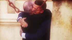 Abrazo entre Florentino Pérez y David Beckham en la boda de Sergio Ramos y Pilar Rubio
