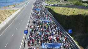 Miles de manifestantes contra la prórroga de la fábrica de Ence en la ría de Pontevedra.
