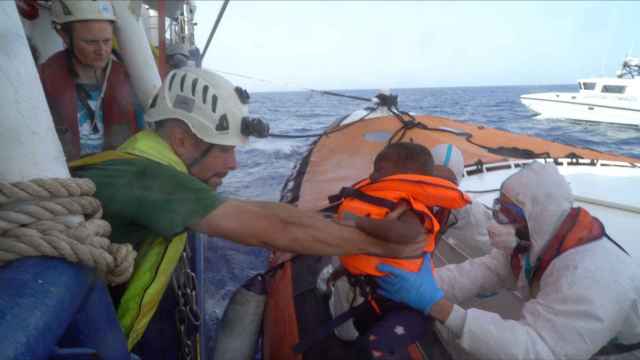 Desembarco de menores del 'Sea Watch' a botes de la Guardia Costera italiana.