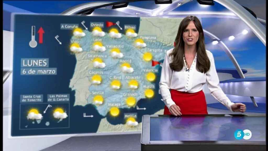 Carmen Corazzini durante el informativo del tiempo en Telecinco.