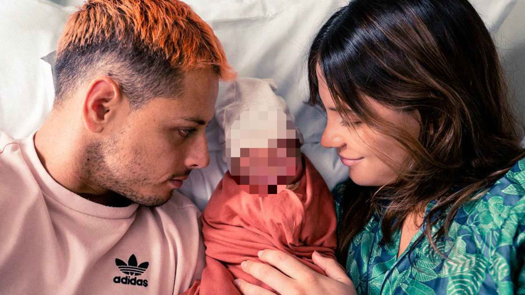 Chicharito y Sarah Kohan se han convertido en padres de su primer hijo.