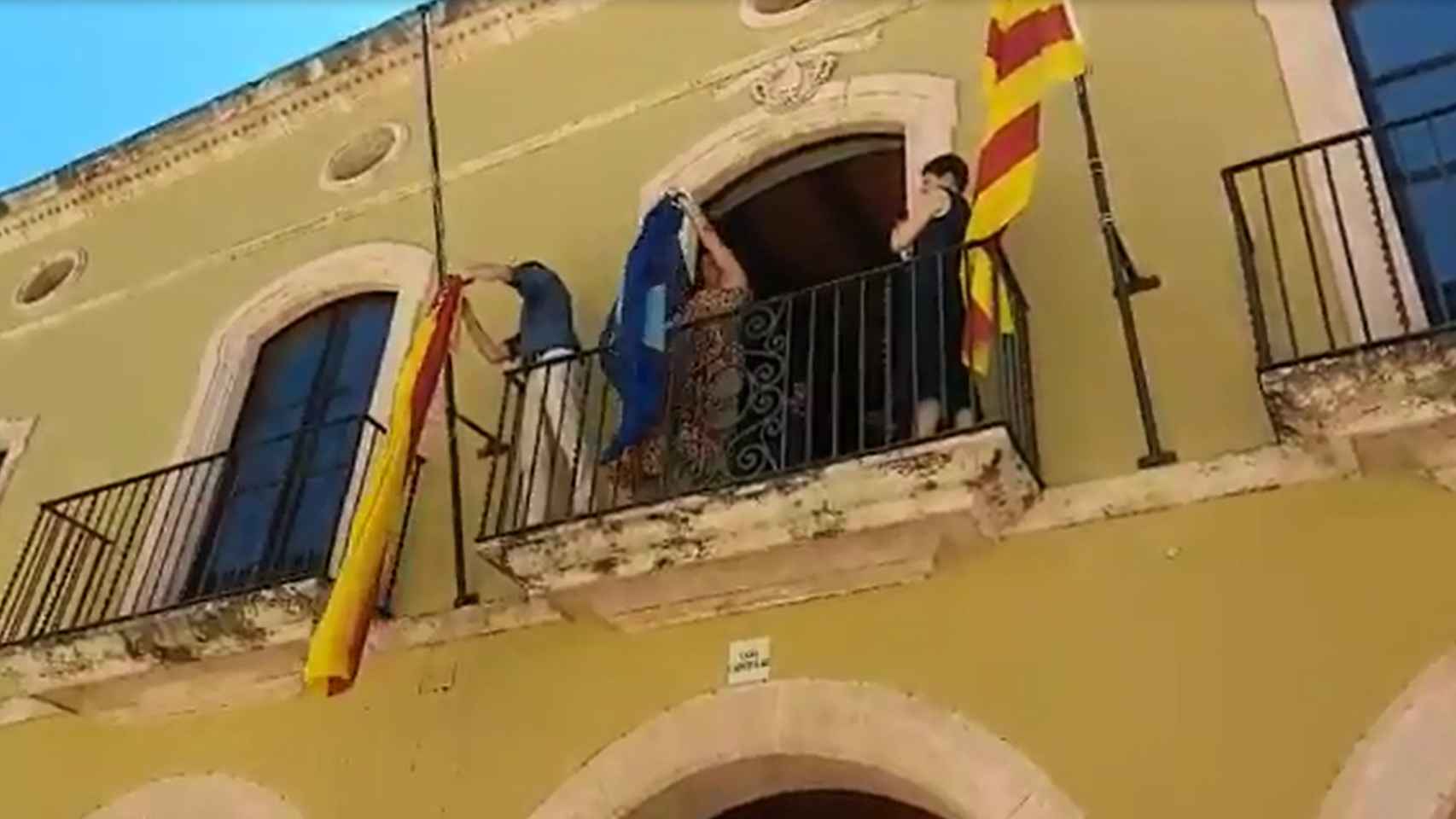 Momento en el que es retirada la bandera española del consistorio.