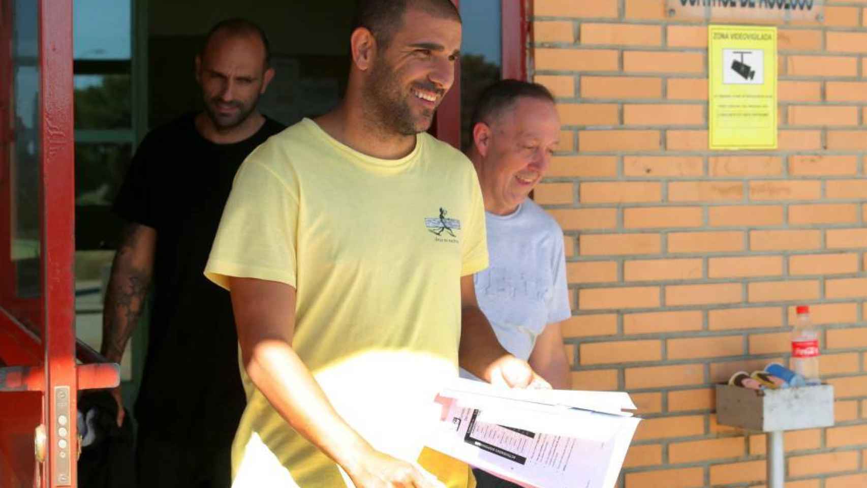 Carlos Aranda a la salida de la prisión de Zuera (Zaragoza).