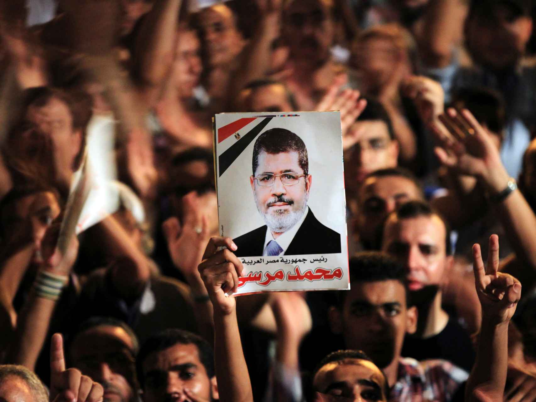 Manifestantes con una pancarta de Morsi en una imagen de archivo