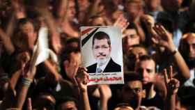 Manifestantes con una pancarta de Morsi en una imagen de archivo