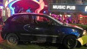 El coche se empotró contra la acera de una conocida discoteca.