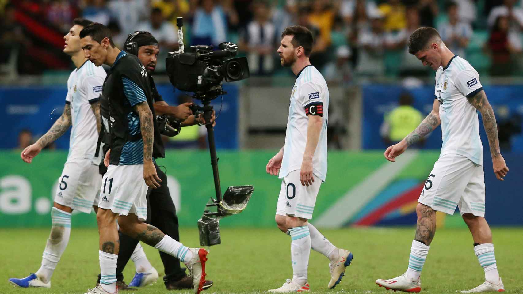 Los jugadores de Argentina tras la derrota contra Colombia