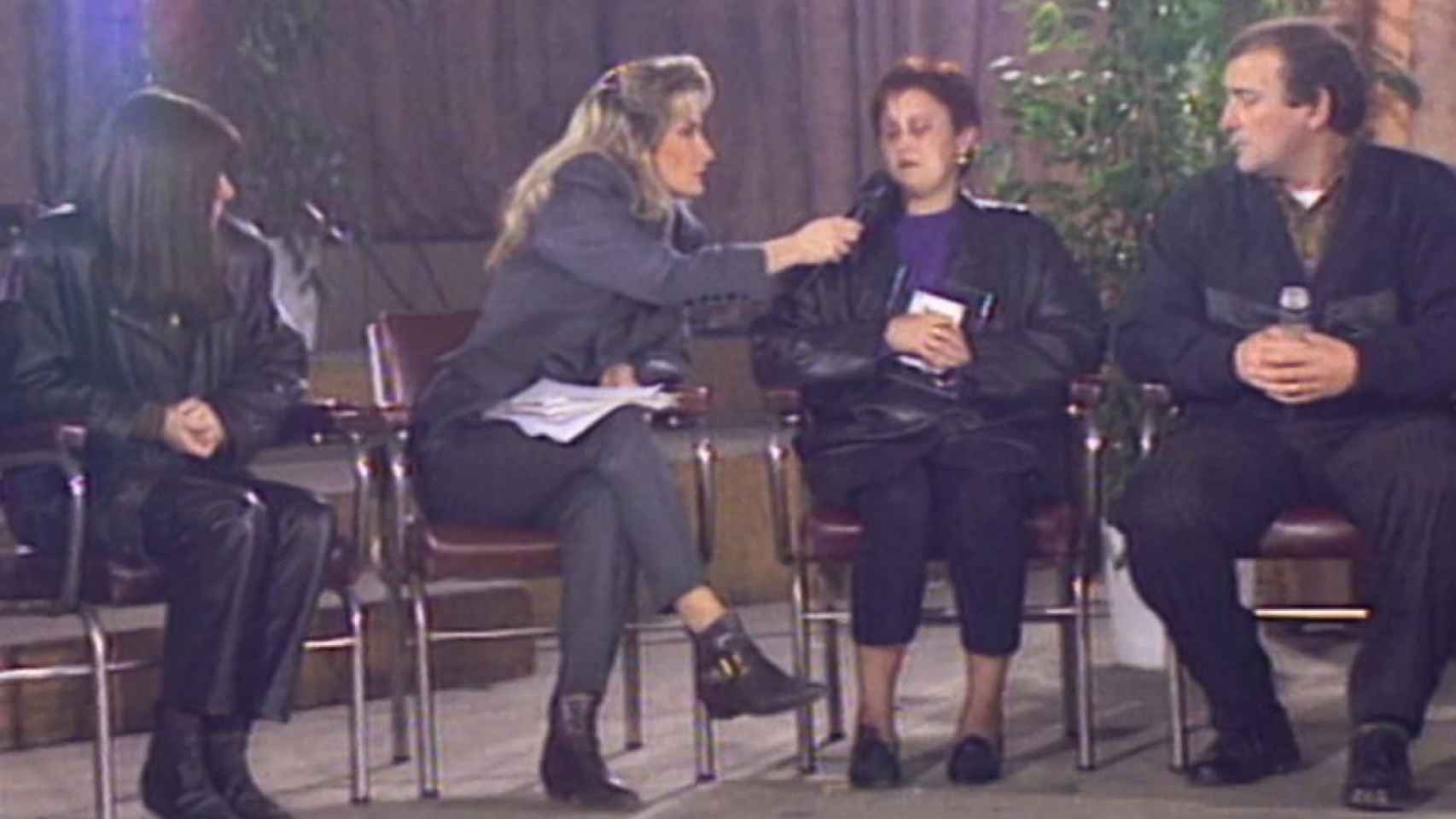 Nieves Herrero entrevistando a la madre de Miriam en 'De tú a tú'.