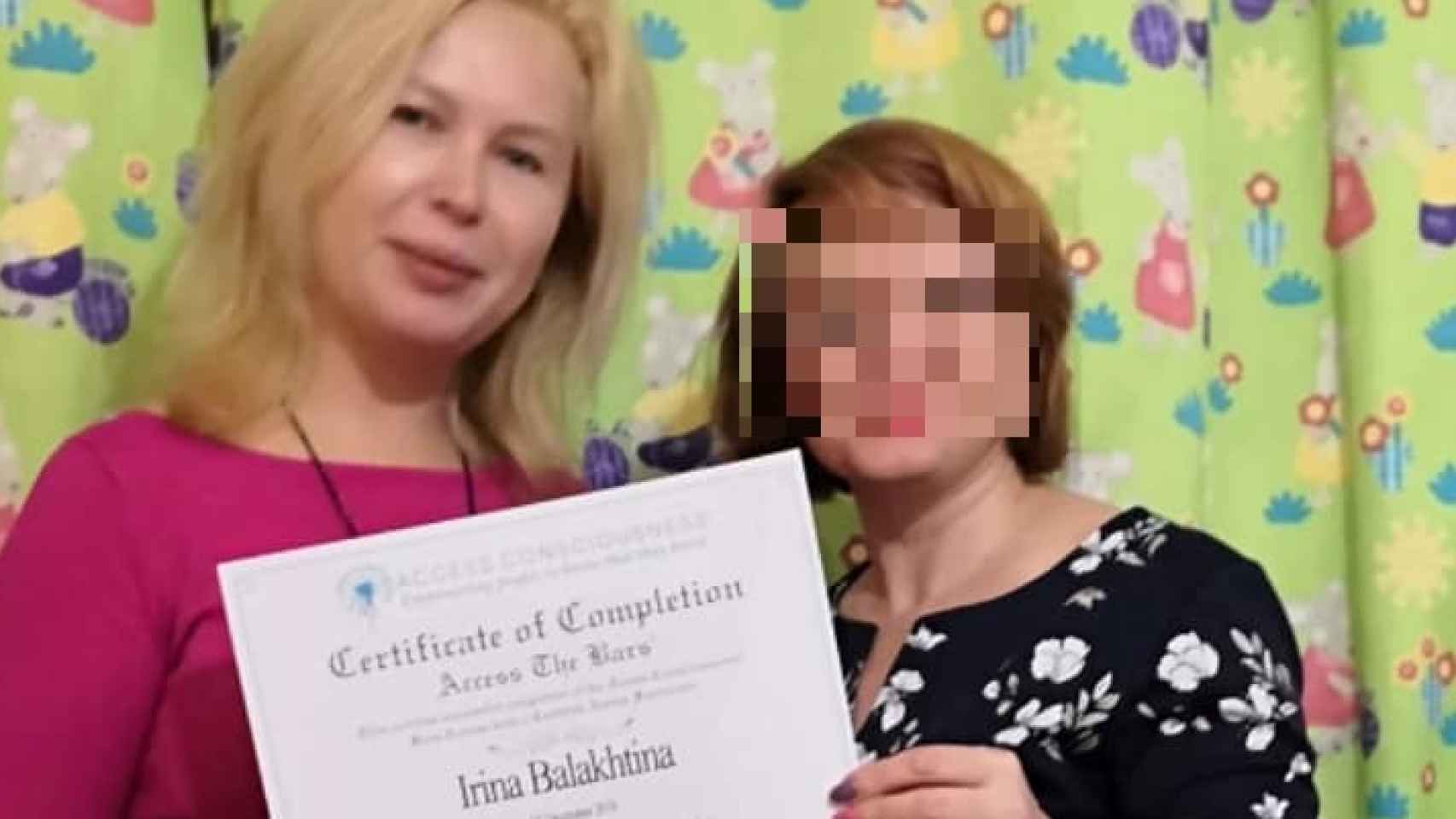 Olga entre un diploma a una de sus clientas.