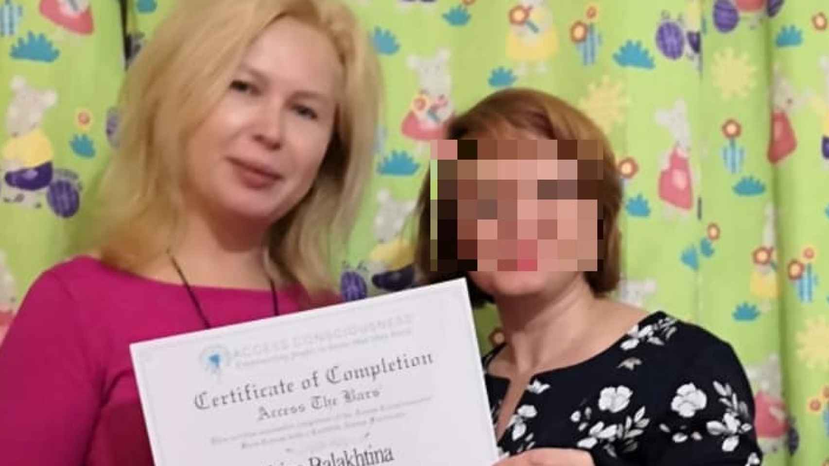 Olga entre un diploma a una de sus clientas.