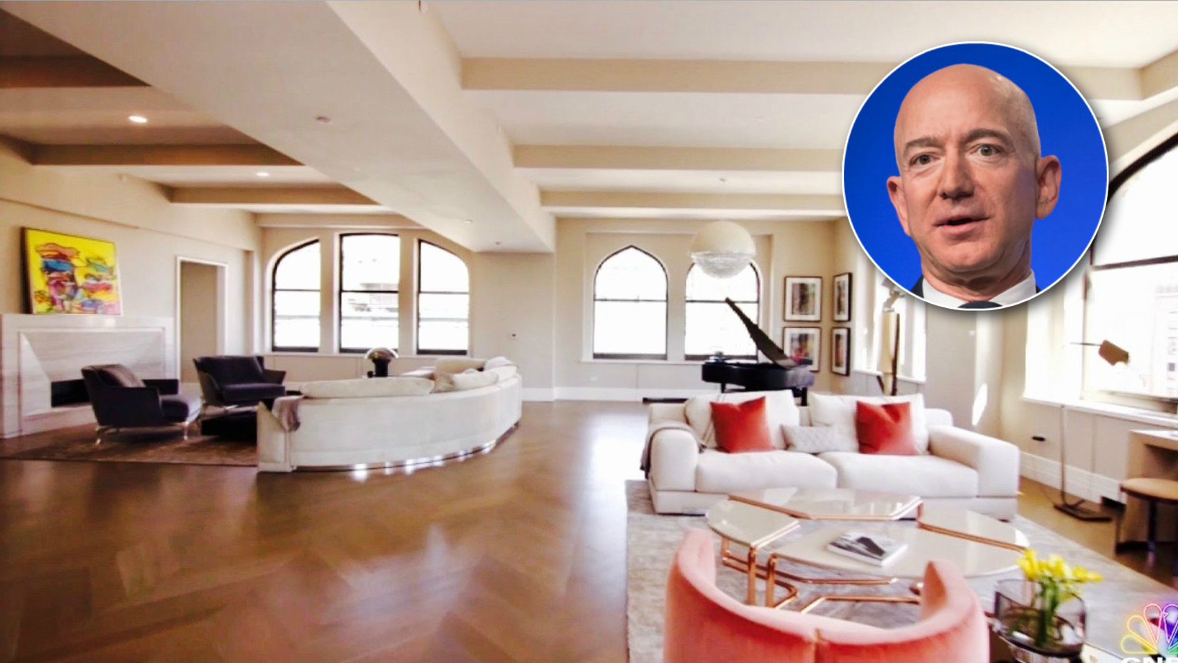 Jeff Bezos en un montaje en la vivienda de Nueva York que se acaba de comprar.