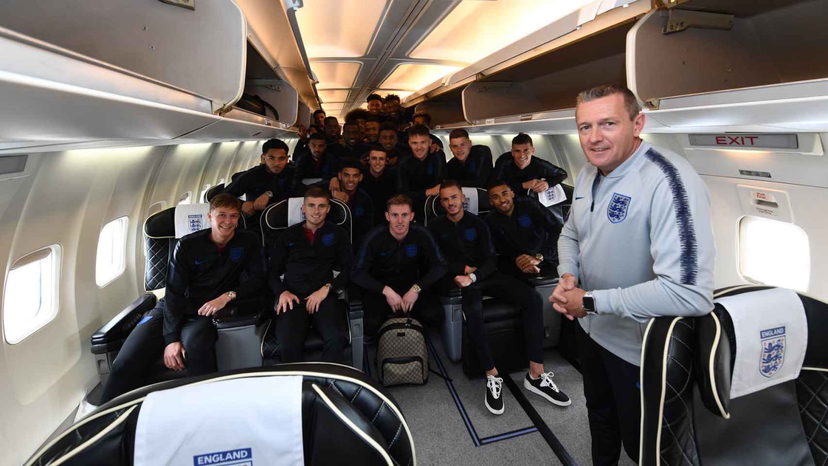 La selección de Inglaterra sub21, en un jet privado. Foto: Twitter (@England)
