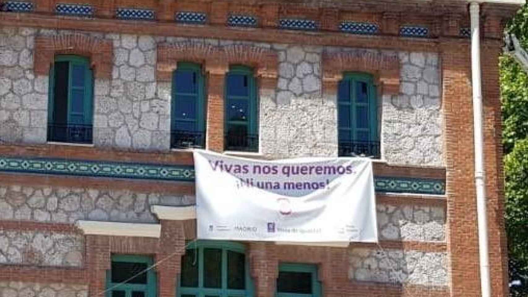 Pancarta contra la violencia machista del Centro Cultural Casa del Reloj de Arganzuela (Madrid).