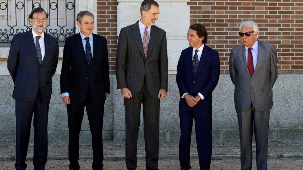 Rajoy, Zapatero, Aznar y González junto a Felipe VI durante un homenaje al monarca