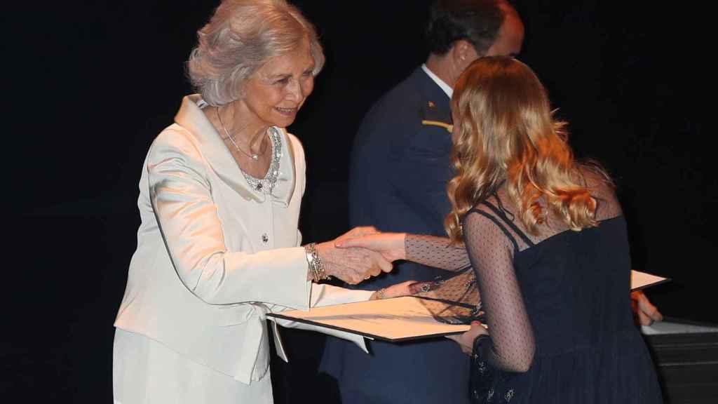 La reina Sofía haciendo entrega de los diplomas.