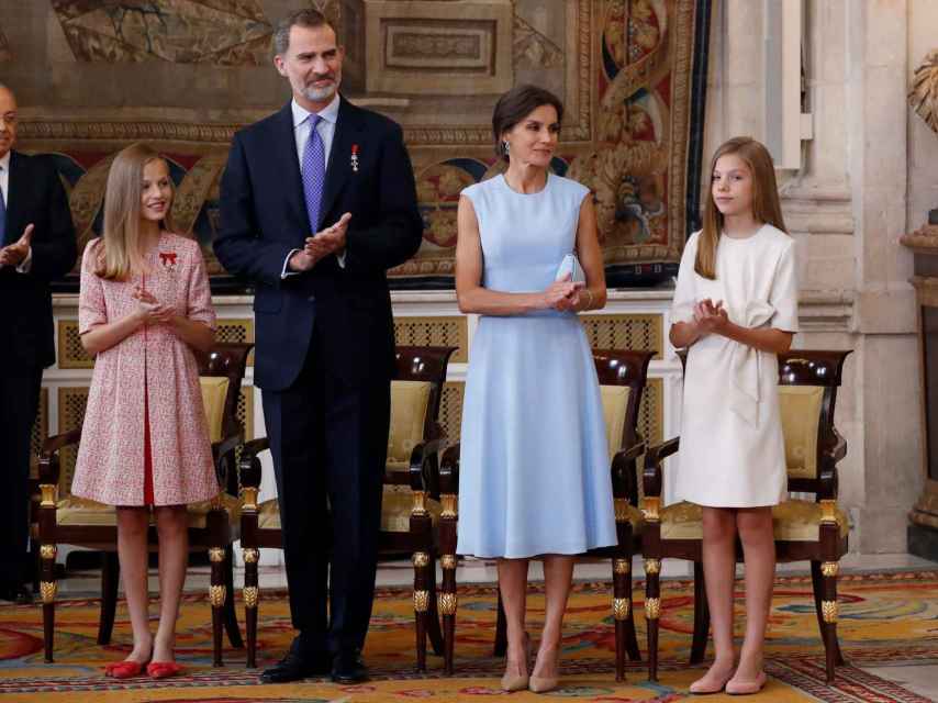 Felipe VI, junto a la reina Letizia, la princesa Leonor y la infanta Sofía, preside el acto de imposición de condecoraciones a ciudadanos de todas las comunidades autónomas coincidiendo con el quinto aniversario de su reinado.